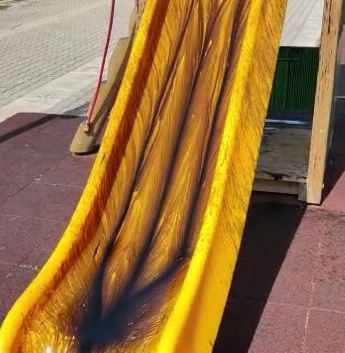 Vergogna nell'area giochi di via Picasso, giostra imbrattata con olio motore: off limits per i bambini - La giostra imbrattata