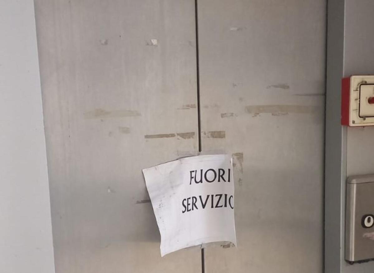 In ospedale l'unico ascensore di nuovo guasto: tanti disagi per i pazienti - L'ascensore di nuovo fuori servizio
