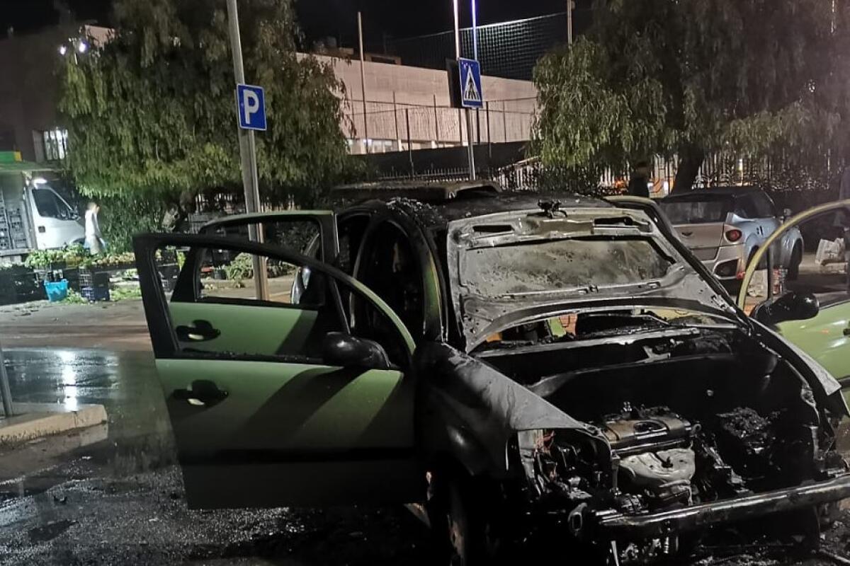 Fiamme ad un'auto in marcia in via Recanati, donna riesce ad uscire illesa: vettura distrutta -