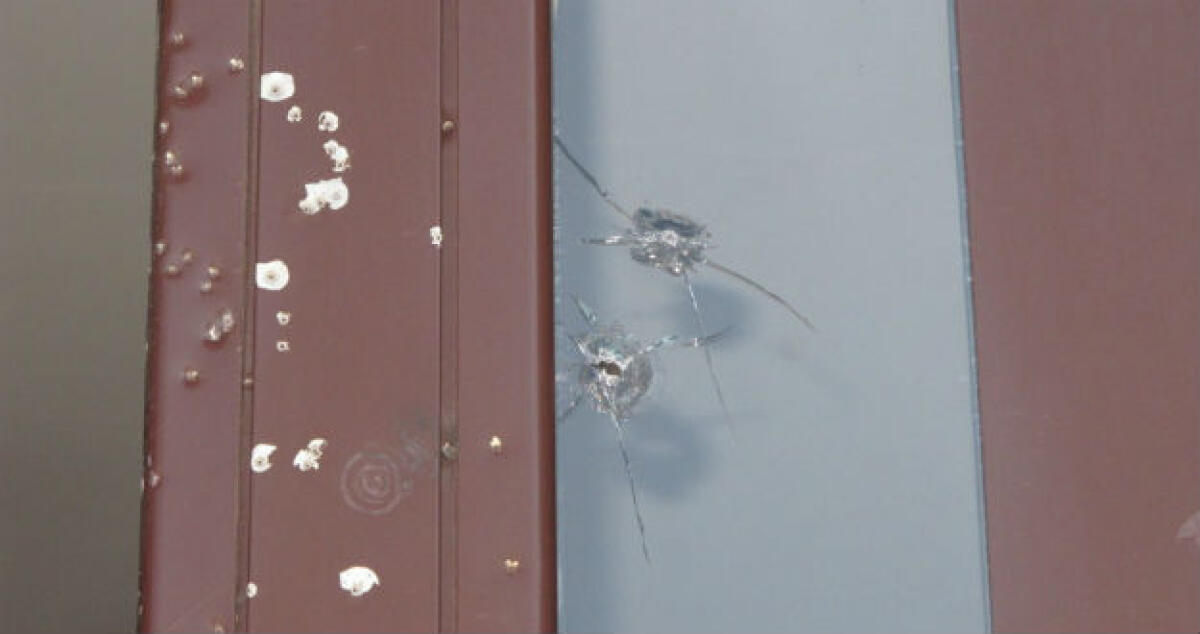 Intimidazione al titolare di un centro ottica, spari contro la vetrina: un'assoluzione - 