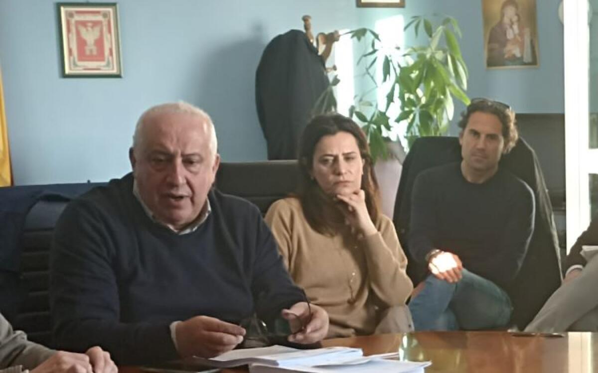 Pnrr, ok giunta a variazioni: "Su Montelungo a breve bando, appalti integrati per Pinqua" - Il dirigente Collura nel corso di una riunione per i programmi di finanziamento