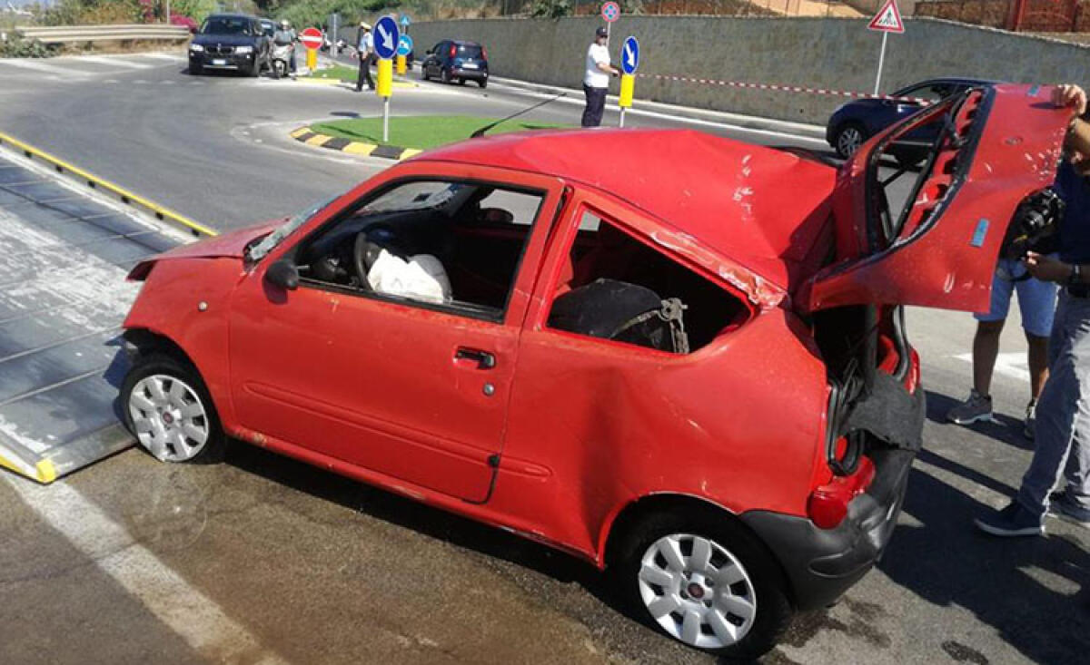 Auto operaio finì in mare, perse la vita: in aula poliziotti, "aveva la cintura di sicurezza" - L'auto dell'operaio finì in mare