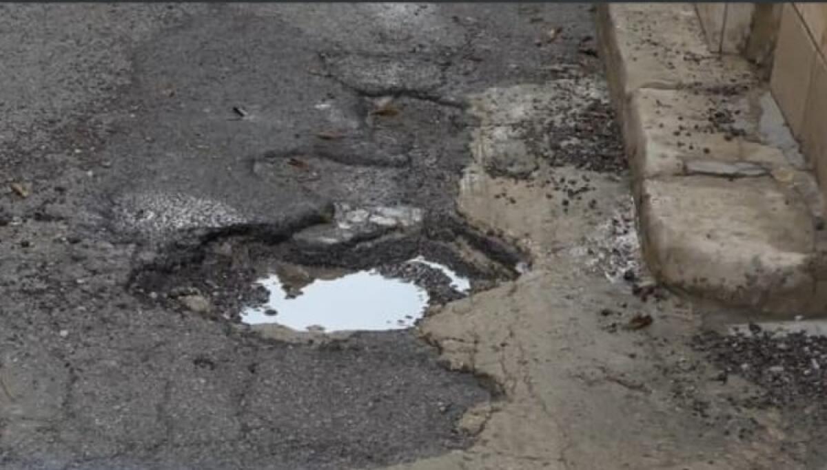 Manutenzioni anno zero, Morselli: "Senza fondi, opposizione e commissione spingano per variazione" - Una buca tra le strade adiacenti il centro storico