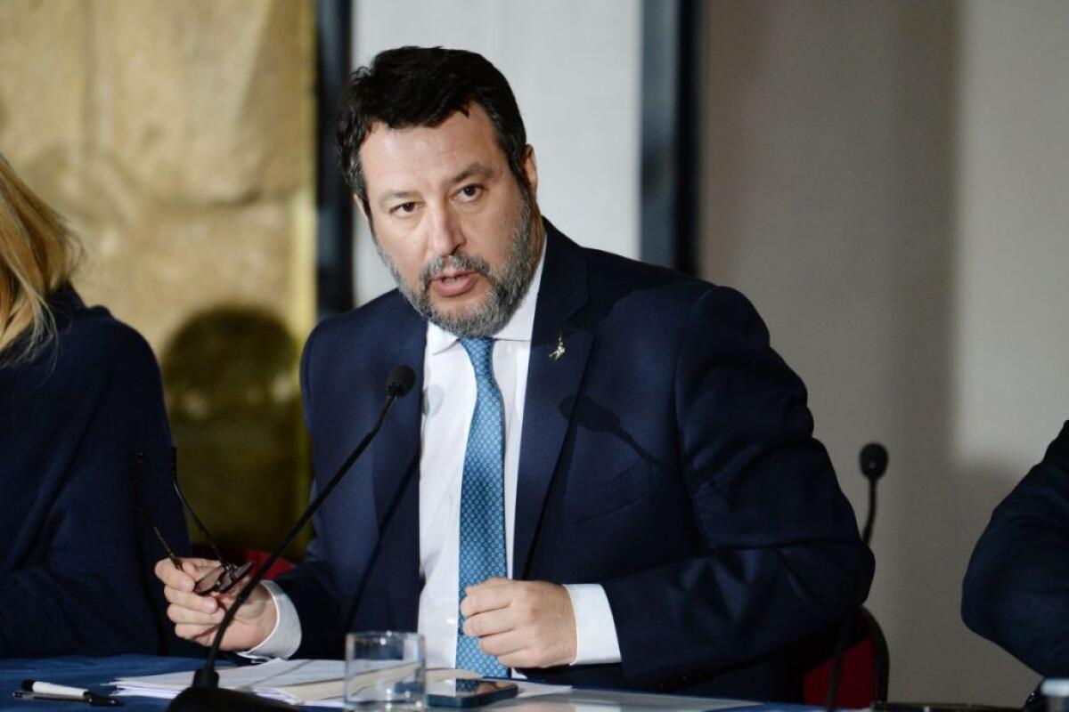 Salvini “Disgustoso ipotizzare che Guardia Costiera non salvi vite” -