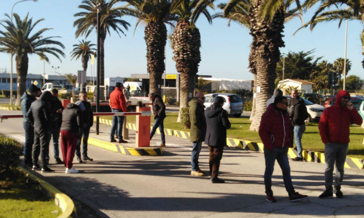 Sudelettra, chiuso iter per la cassa integrazione che evita i licenziamenti: ok dal ministero - Lavoratori Sudelettra (immagini di repertorio)