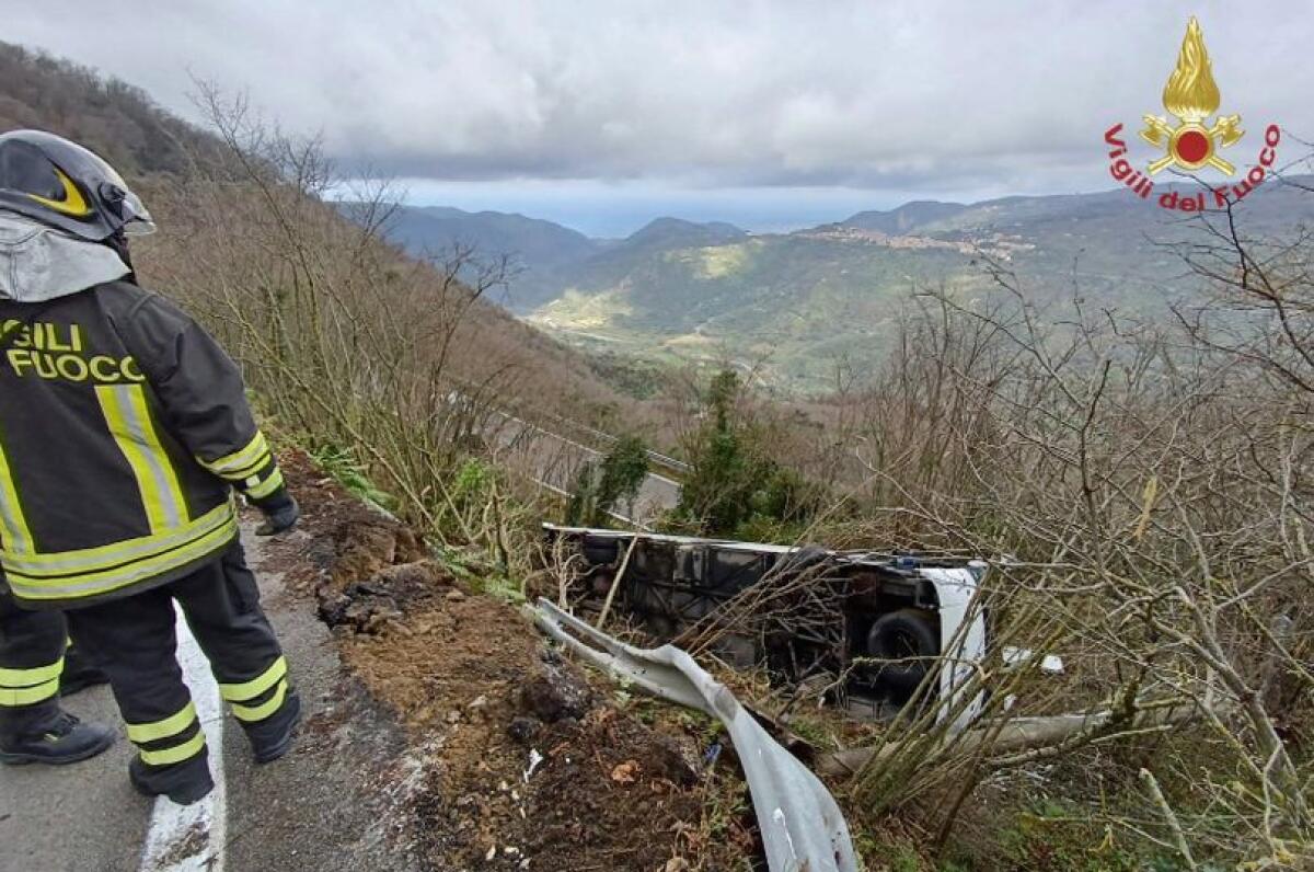 Pullman fuori strada nel Messinese, alcuni passeggeri feriti - 