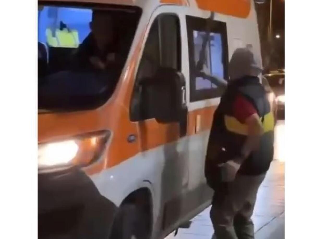 Paura in corso Aldisio, uomo si scaglia contro un'ambulanza: danni anche ad un'ortofrutta - L'uomo si è scagliato contro l'ambulanza