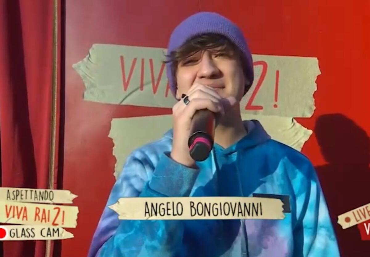 "Albachiara" in latino a Viva Rai 2, Angelo Bongiovanni si è esibito per il programma - 