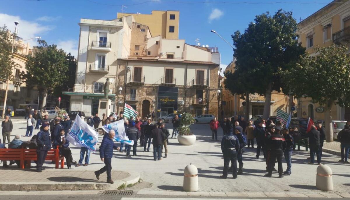 Lavoratori Ghelas in assemblea, stipendi a rischio e contratto lontano: tavolo con il sindaco - Un'assemblea dei lavoratori Ghelas in piazza San Francesco
