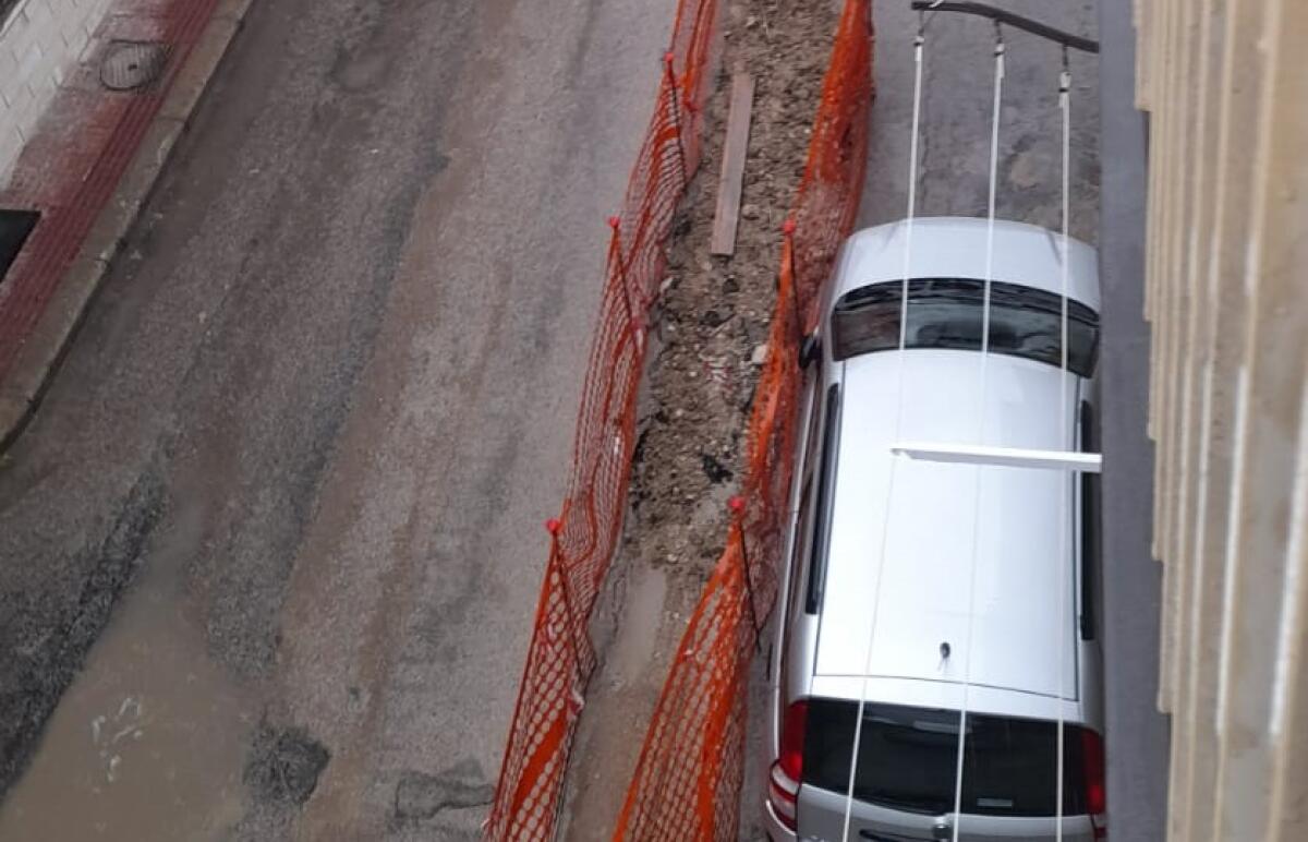 Il cantiere davanti al garage di uno stabile, vetture bloccate - Il cantiere proprio davanti al garage