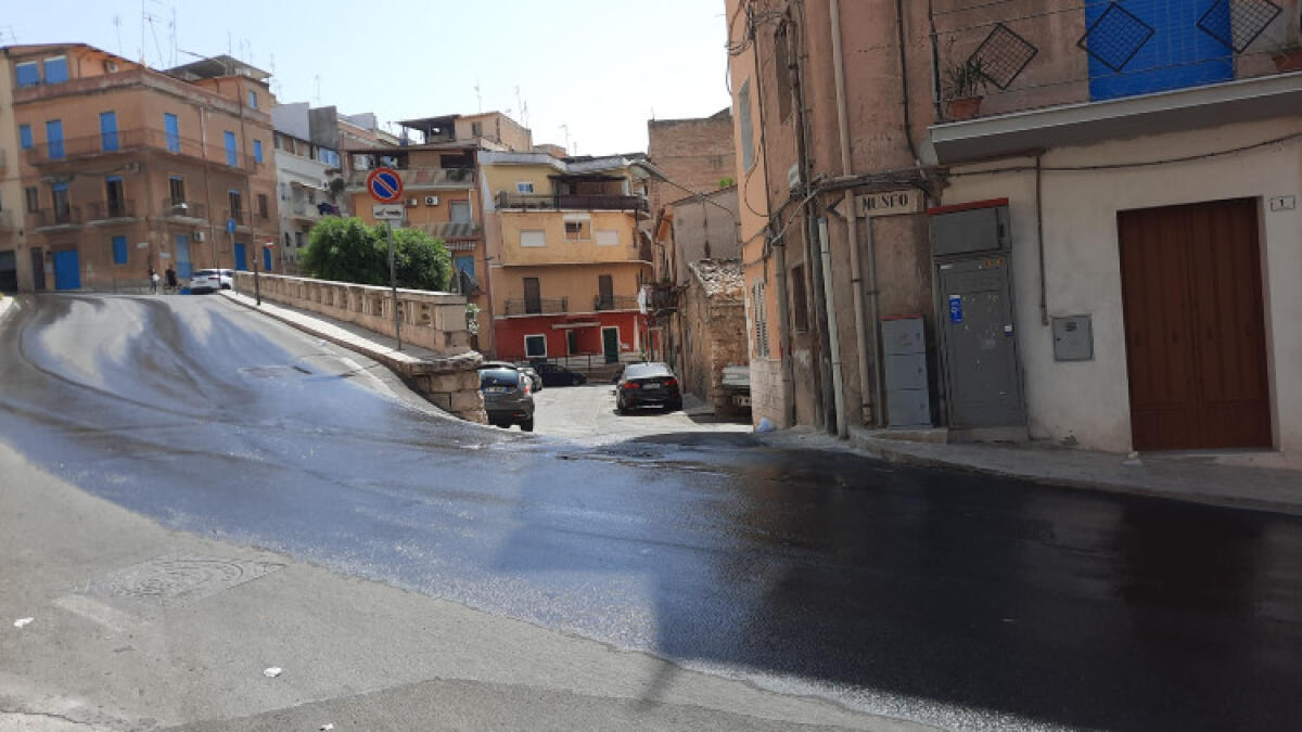 Perdite idriche "diffuse", danni alle strade: "Caltaqua presenti programma sulla rete" - Spesso si riscontrano vaste perdite idriche