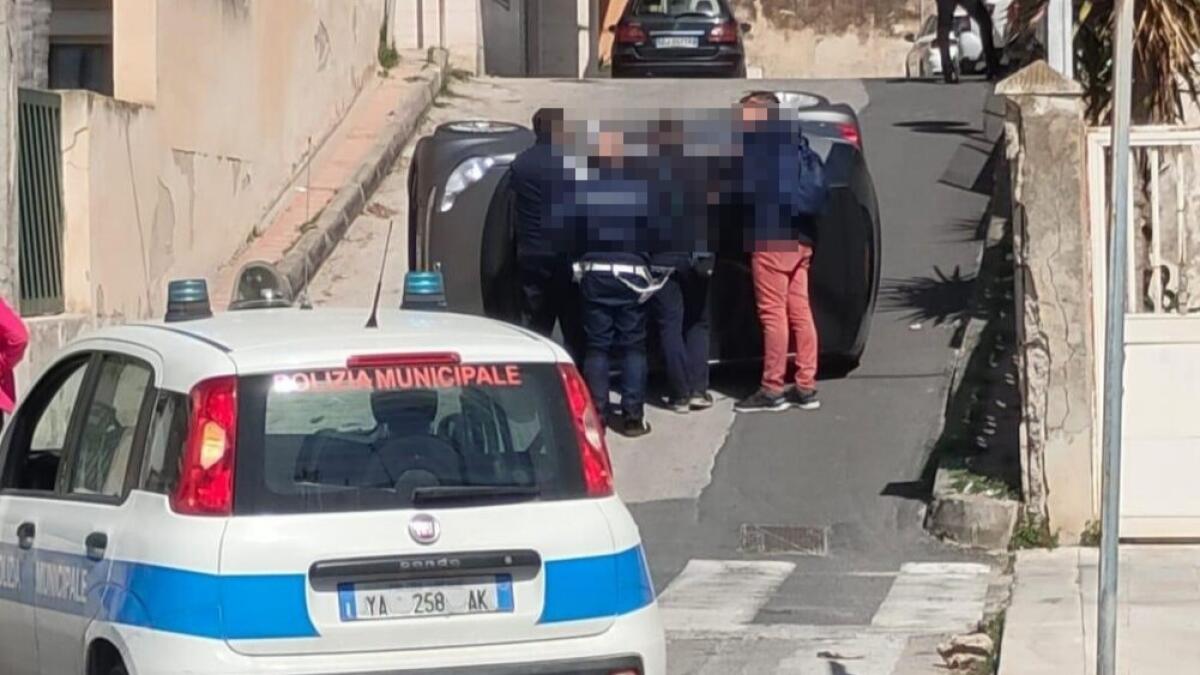 Auto ribaltata, incidente a ridosso del lungomare Federico II - 