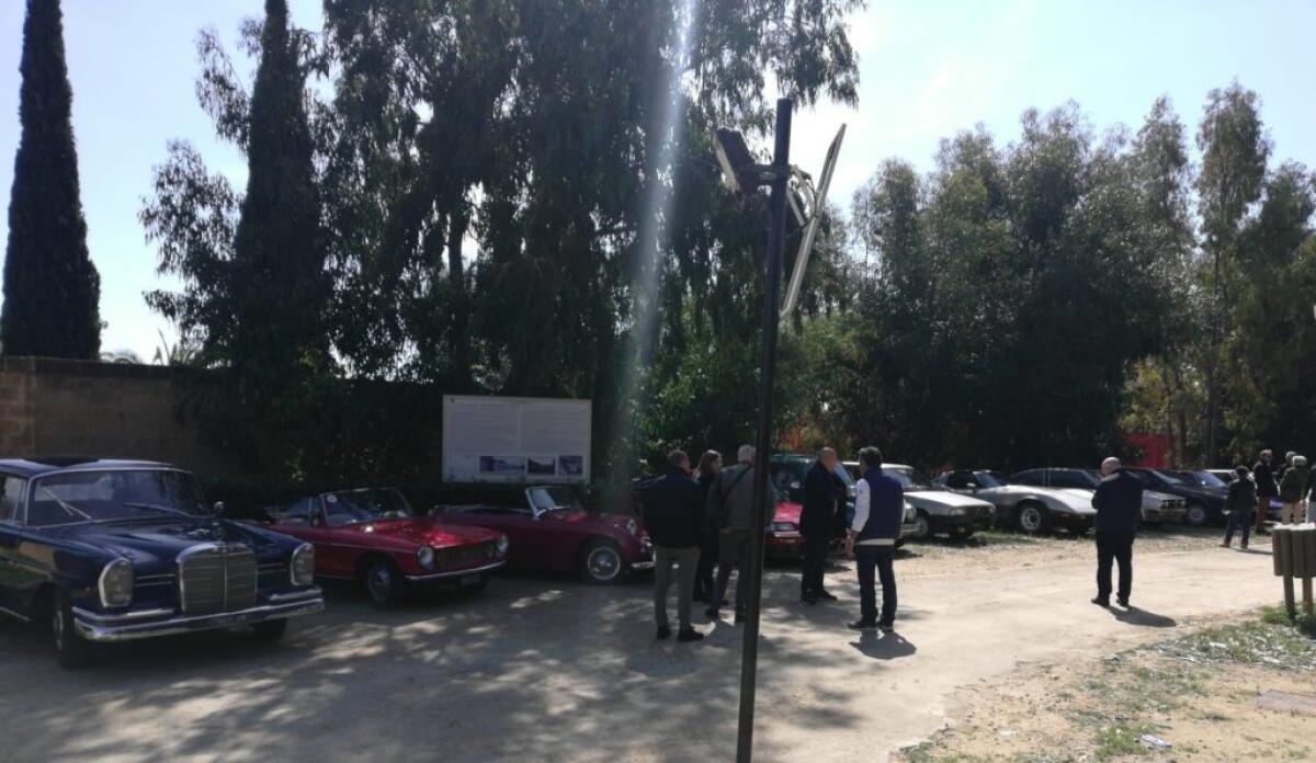 Auto d'epoca e visitatori alle mura Timoleontee, ieri appassionati nel sito di Caposoprano - 