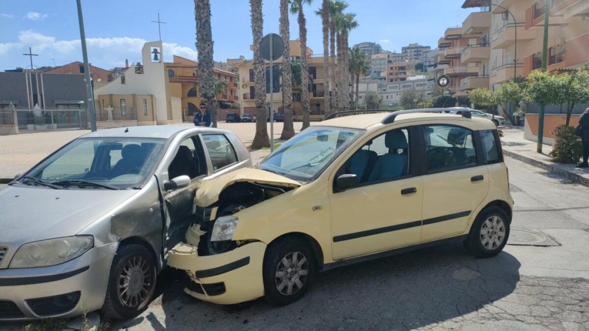 Violento impatto stradale in via Nardini, almeno due feriti - 