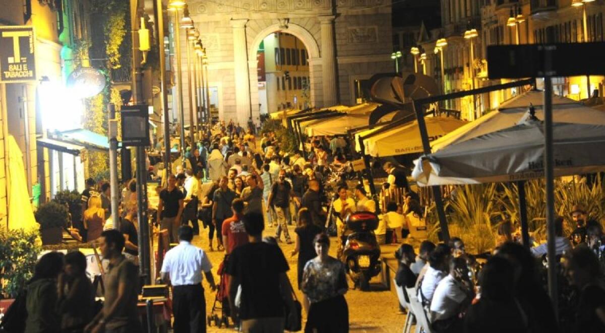 Aggressioni per rubare gli smartphone a Milano, condanna anche per una giovane gelese - La zona di corso Como a Milano