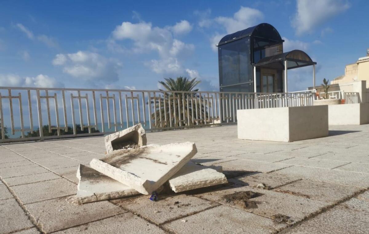 Ennesimo atto  vandalico, vaso portarifiuti distrutto in Viale Mediterraneo - 