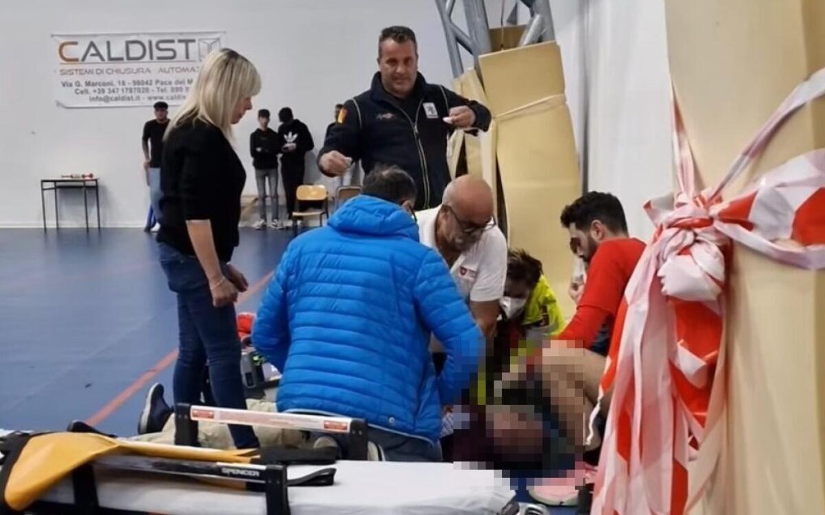 Malore durante la finale Athlon-Ecoplast, deceduto lo spettatore che era stato rianimato - Il soccorso prestato allo spettatore colto da un malore