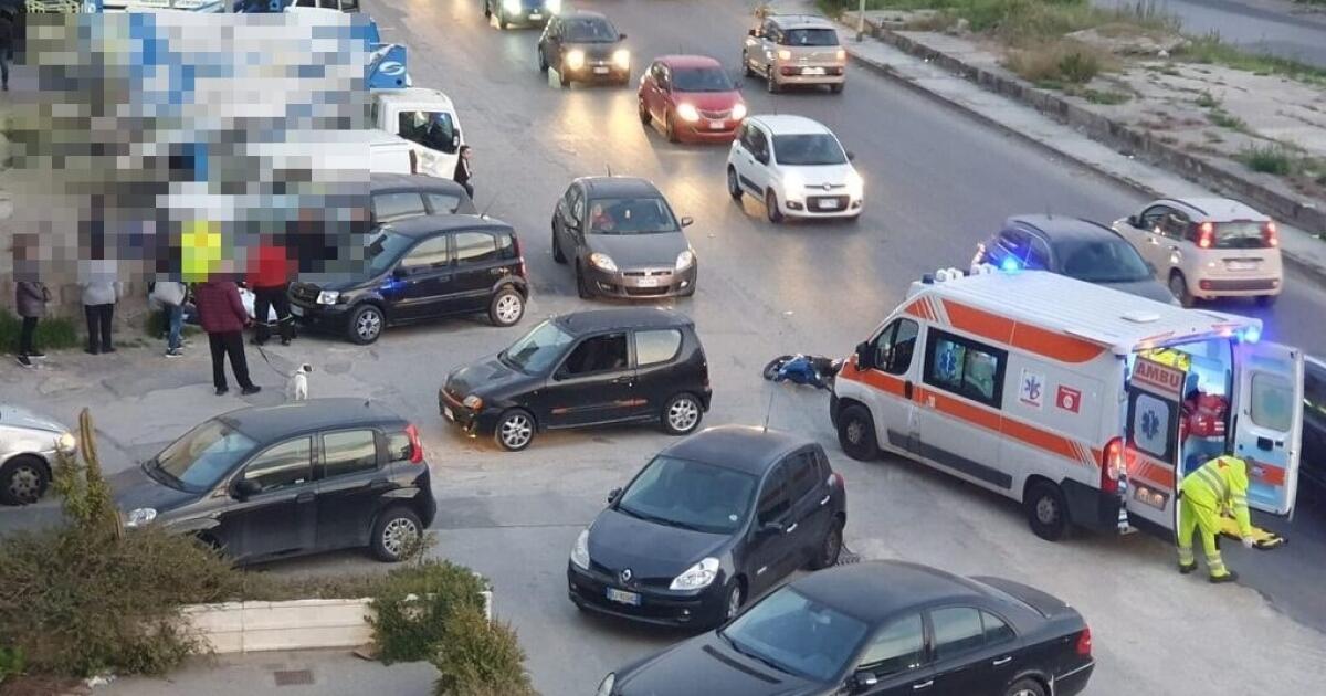 Incidente in via Venezia, un ferito: scooterista soccorso e trasportato in ospedale - L'impatto in via Venezia