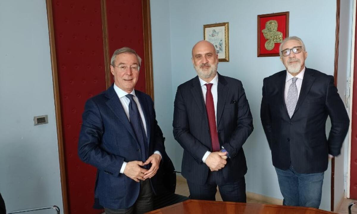 Asp cerca di sanare i ritardi, incontro con il sindaco Greco: fasi finali per terapia intensiva - Greco e i manager Asp Caltagirone e Fiorella