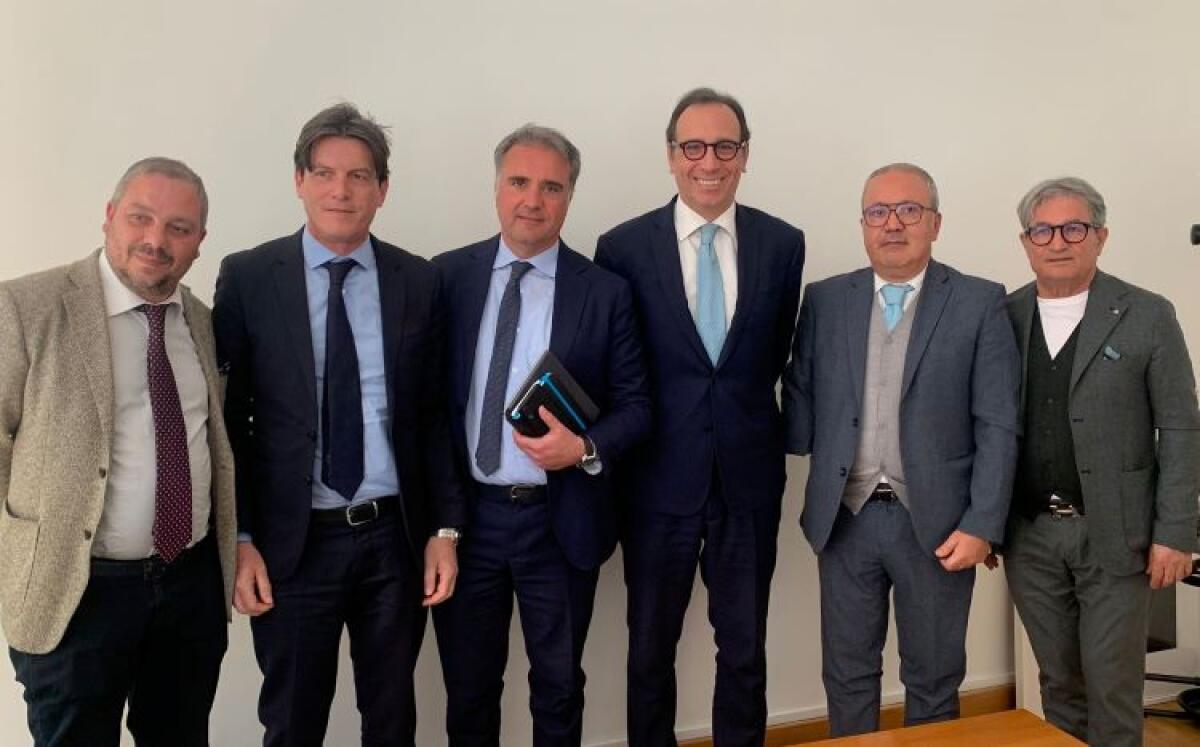 Porto rifugio, vertice con Aricò: campionamenti ad Ispra, "si vada avanti e basta ritardi" - Aricò con i consiglieri, Catania e Sammito