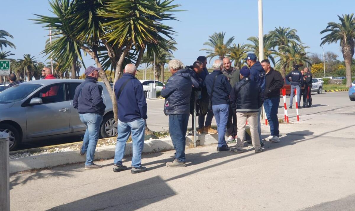 Nuova protesta degli operai Medi group: davanti ai tornelli anche i lavoratori del bacino - 