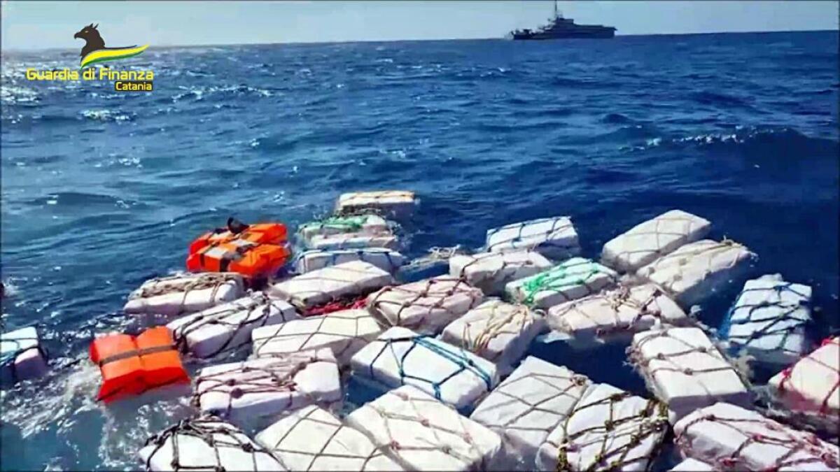 Catania,ritrovate e sequestrate 2 tonnellate di cocaina in mare aperto - 