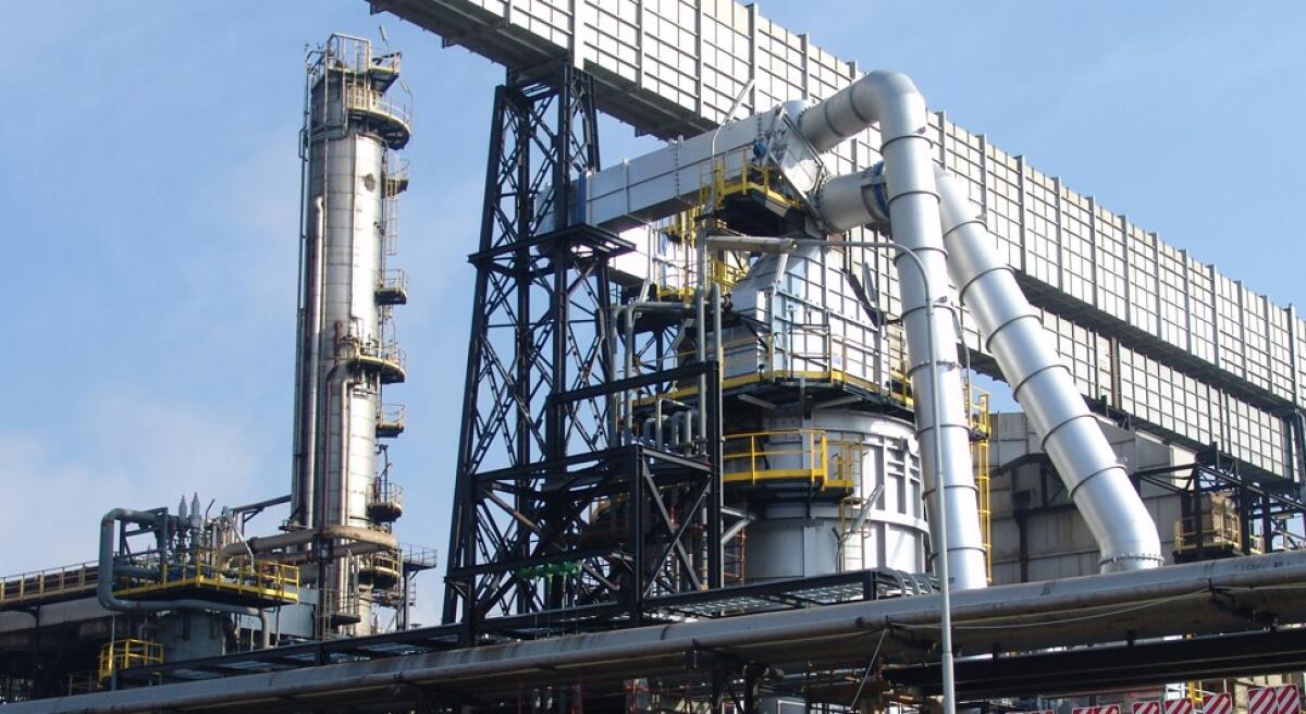 Idrogeno dai rifiuti, il progetto waste to chemicals di Nextchem con Eni a Sannazzaro - Uno degli impianti della raffieneria di Sannazzaro de' Burgondi