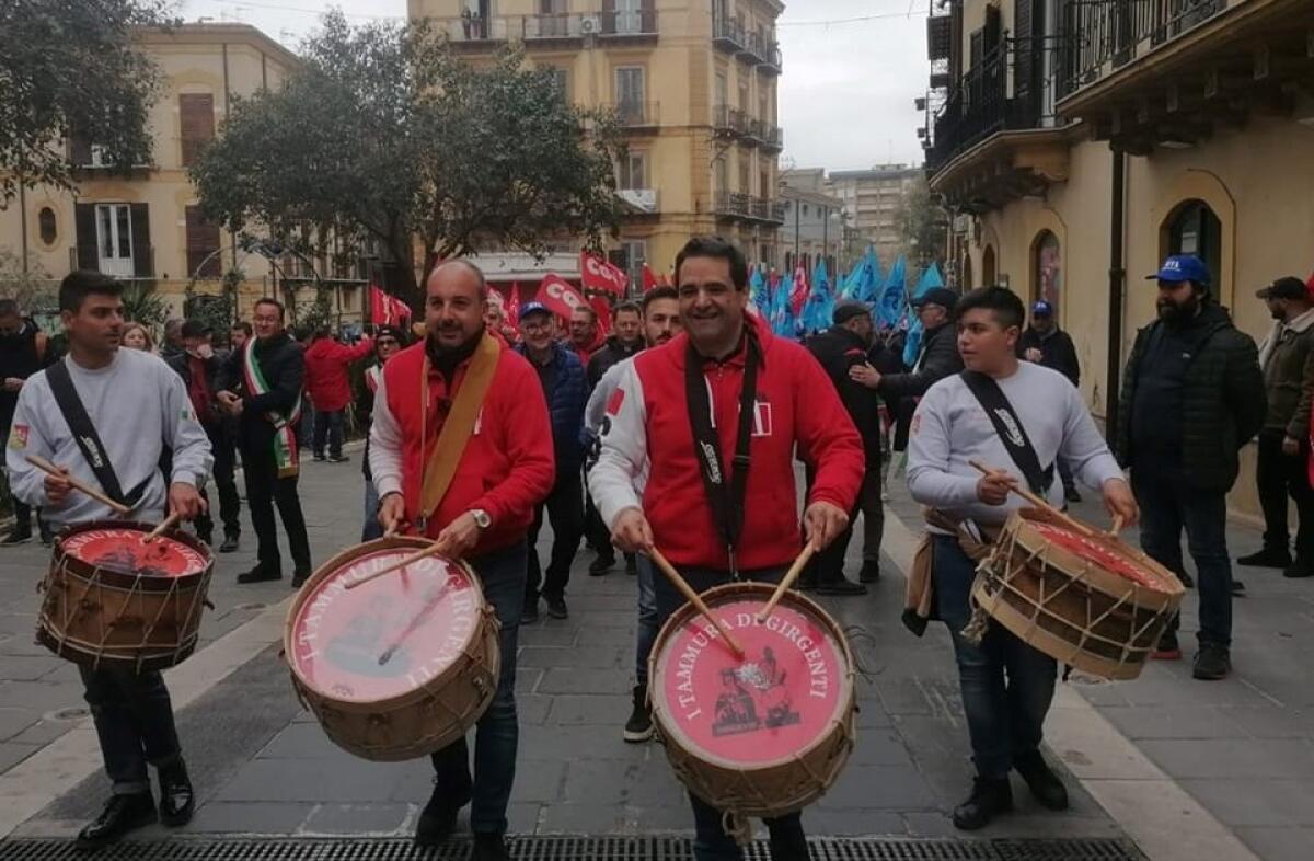 Contro l'autonomia differenziata del governo, corteo con sindacati e politica - Giudice e Mannino in testa al corteo