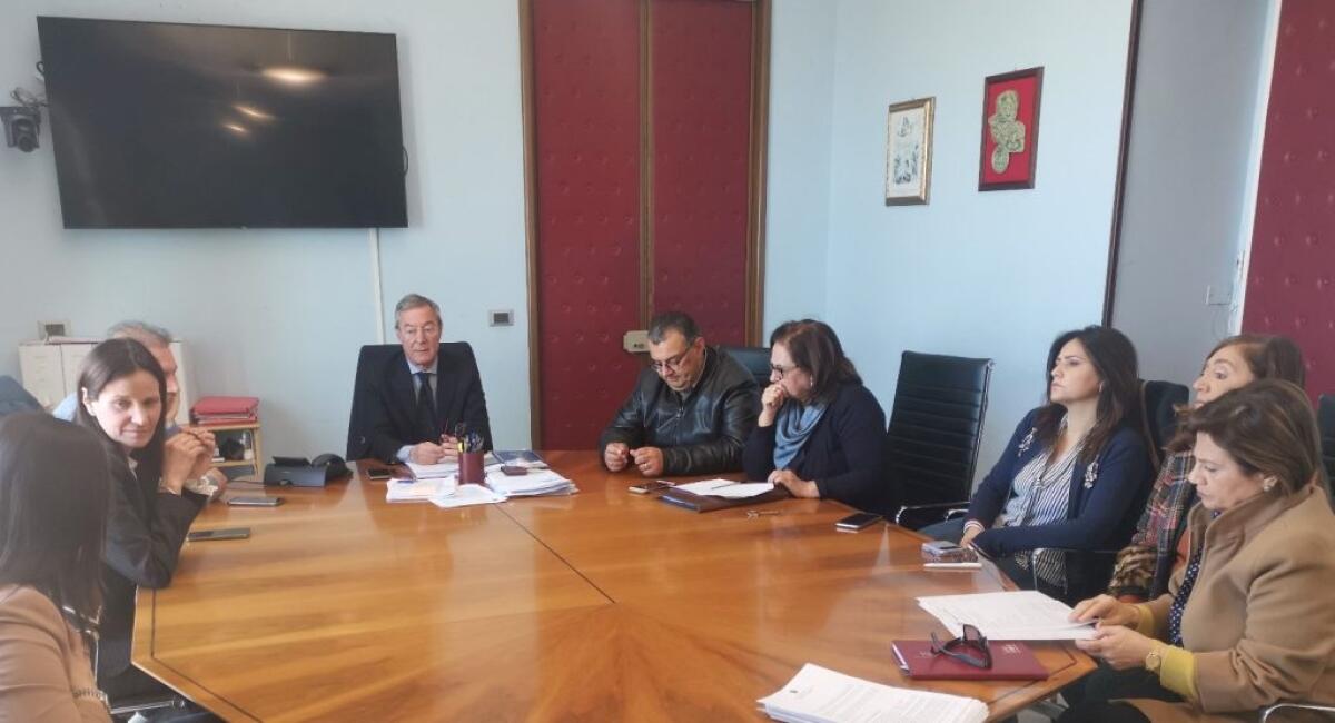 Emergenza finanziaria, attività e verifiche proseguono: dirigente non accetta l'incarico - Un momento della riunione con dirigenti, revisori e assessori