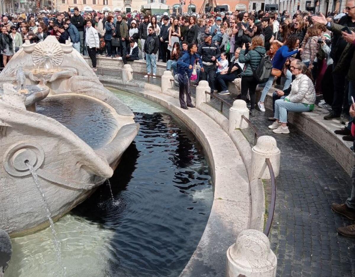 Ultima Generazione imbratta la Barcaccia del Bernini a Roma, Sangiuliano “Ora basta” - 