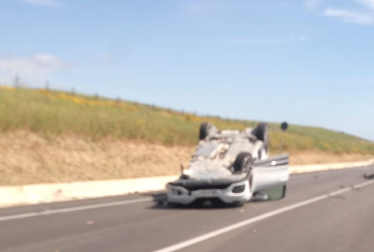 Auto ribaltata sulla 626 Gela-Caltanissetta, ci sono feriti: traffico rallentato - L'auto ribaltata