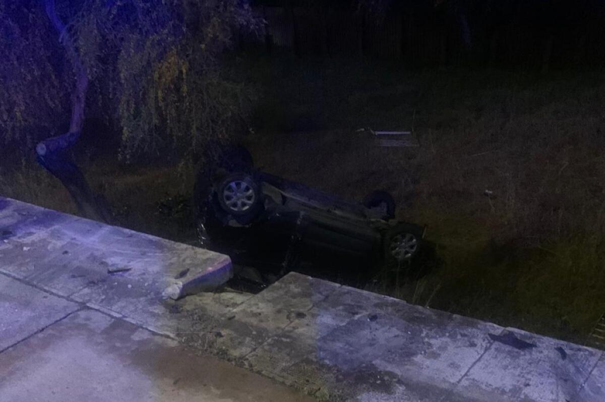 Vettura finisce oltre il parapetto, incidente nella notte sul lungomare: almeno tre feriti - 