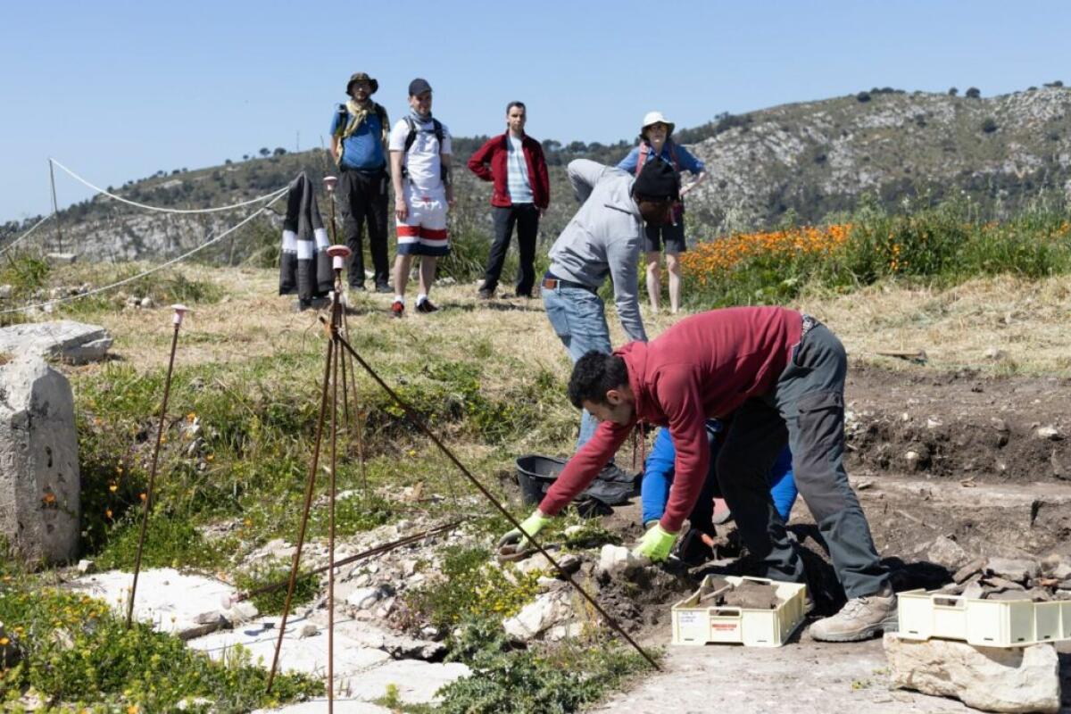 Archeologia, scoperta la strada lastricata dell’antica Segesta - 