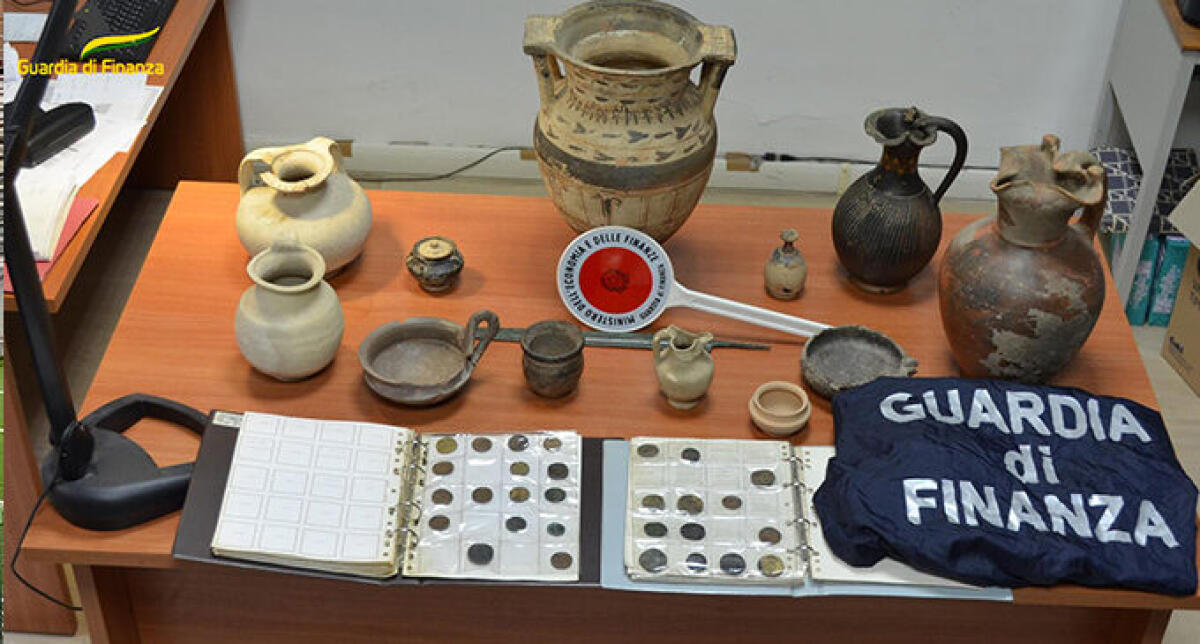 Reperti della collezione "Navarra" ritrovati in una villa in provincia di Latina, scattano sequestri - Alcuni dei reperti ritrovati