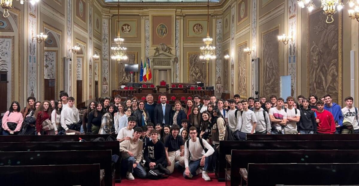 Studenti e insegnanti del "Vittorini" all'Ars: hanno incontrato il vicepresidente Di Paola - Gli studenti all'Ars