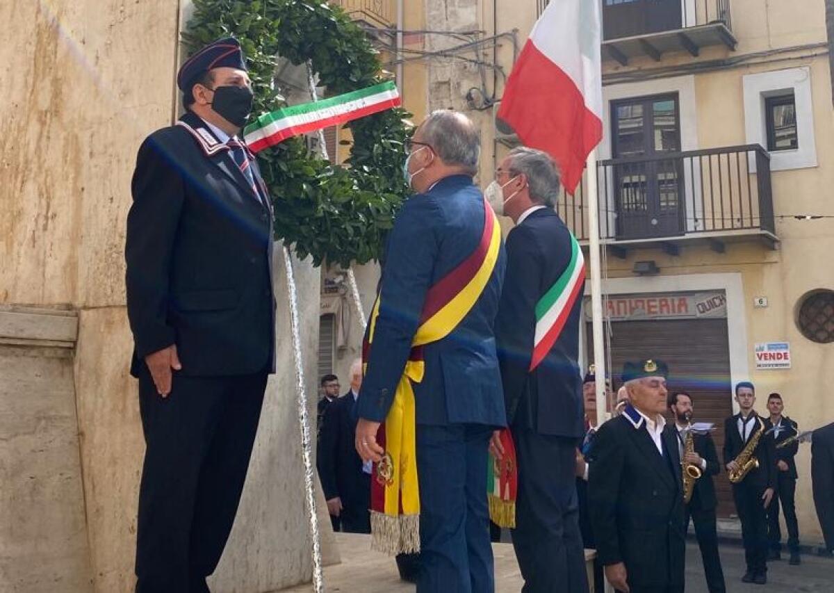 25 aprile, amministrazione commemora i partigiani gelesi della resistenza - Greco e Sammito davanti al monumento dedicato ai caduti