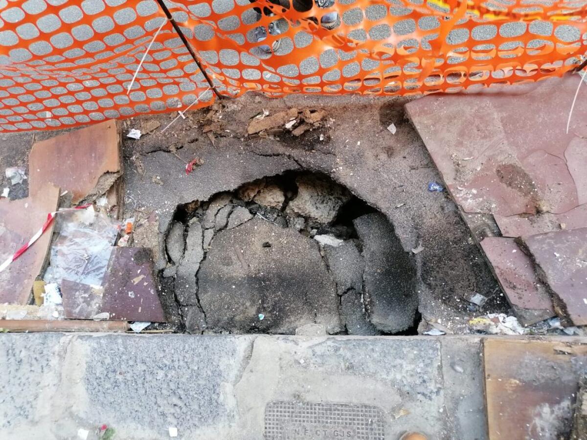 Una falla in strada in via Platani, residenti da mesi attendono un intervento - 