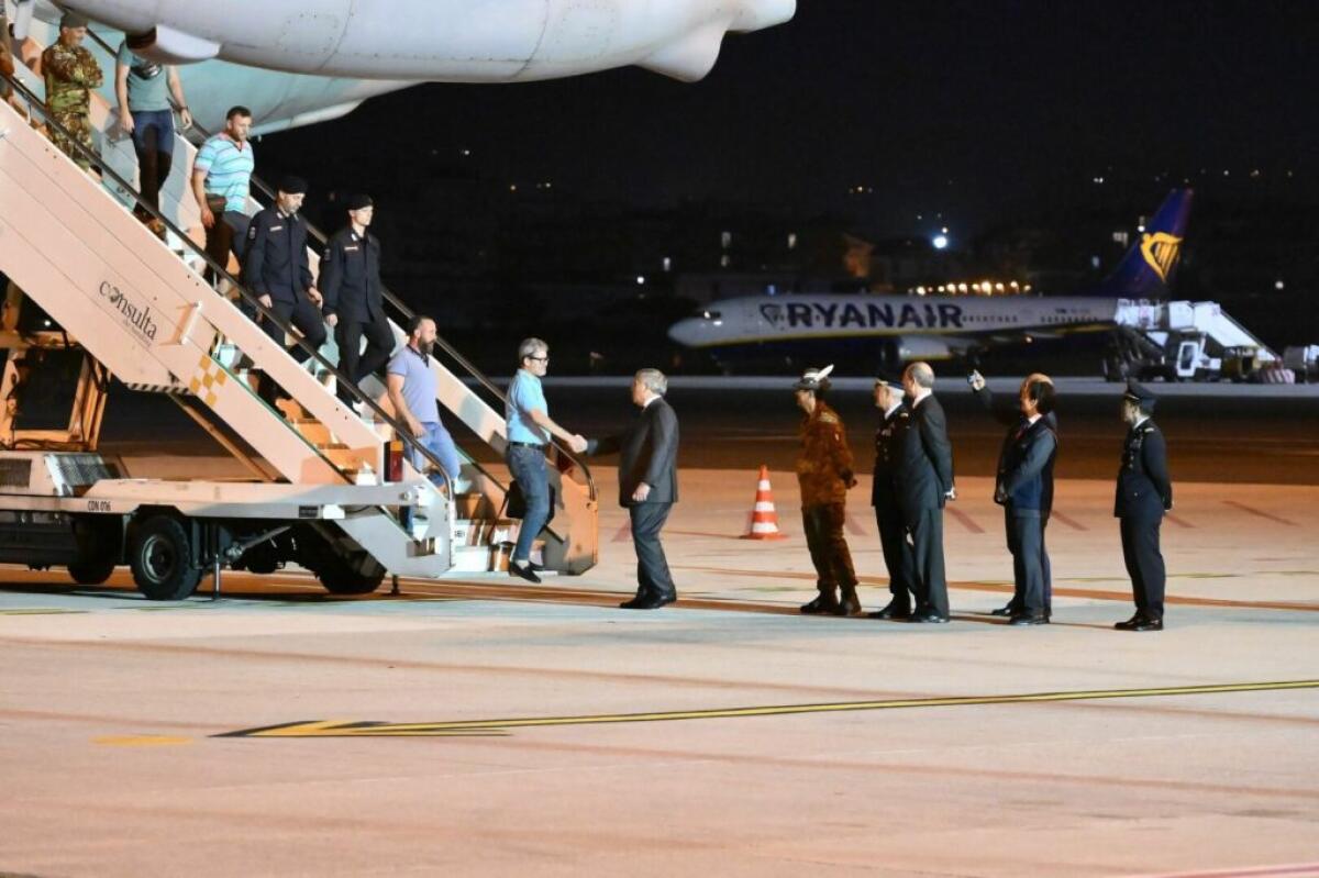 Atterrato primo aereo con italiani evacuati dal Sudan, ad accoglierli Tajani - 