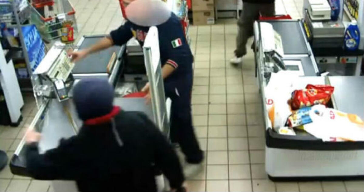 Supermercato di via Venezia preso di mira, irruzione armata e rapina - Immagini di repertorio