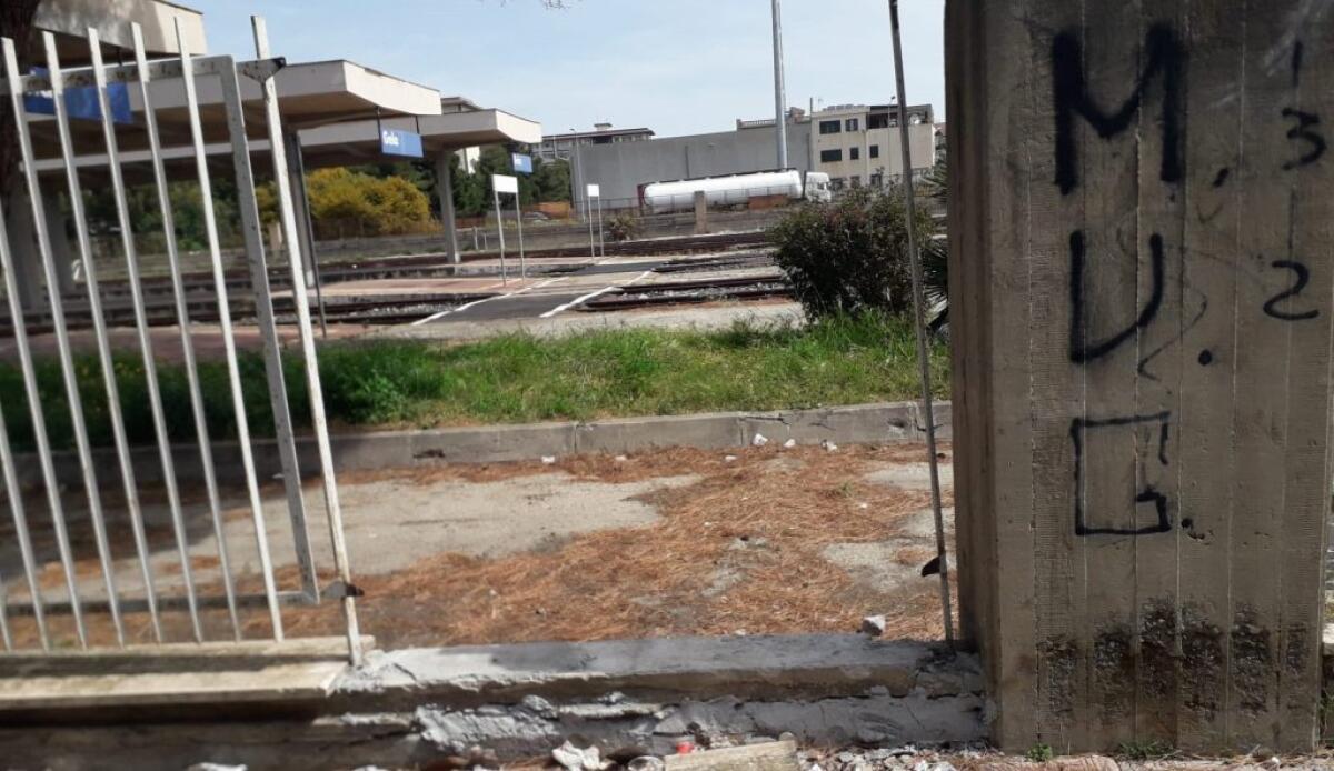 Stazione ferroviaria, manca la recinzione nella zona vicina ai binari - Il punto nel quale manca la recinzione