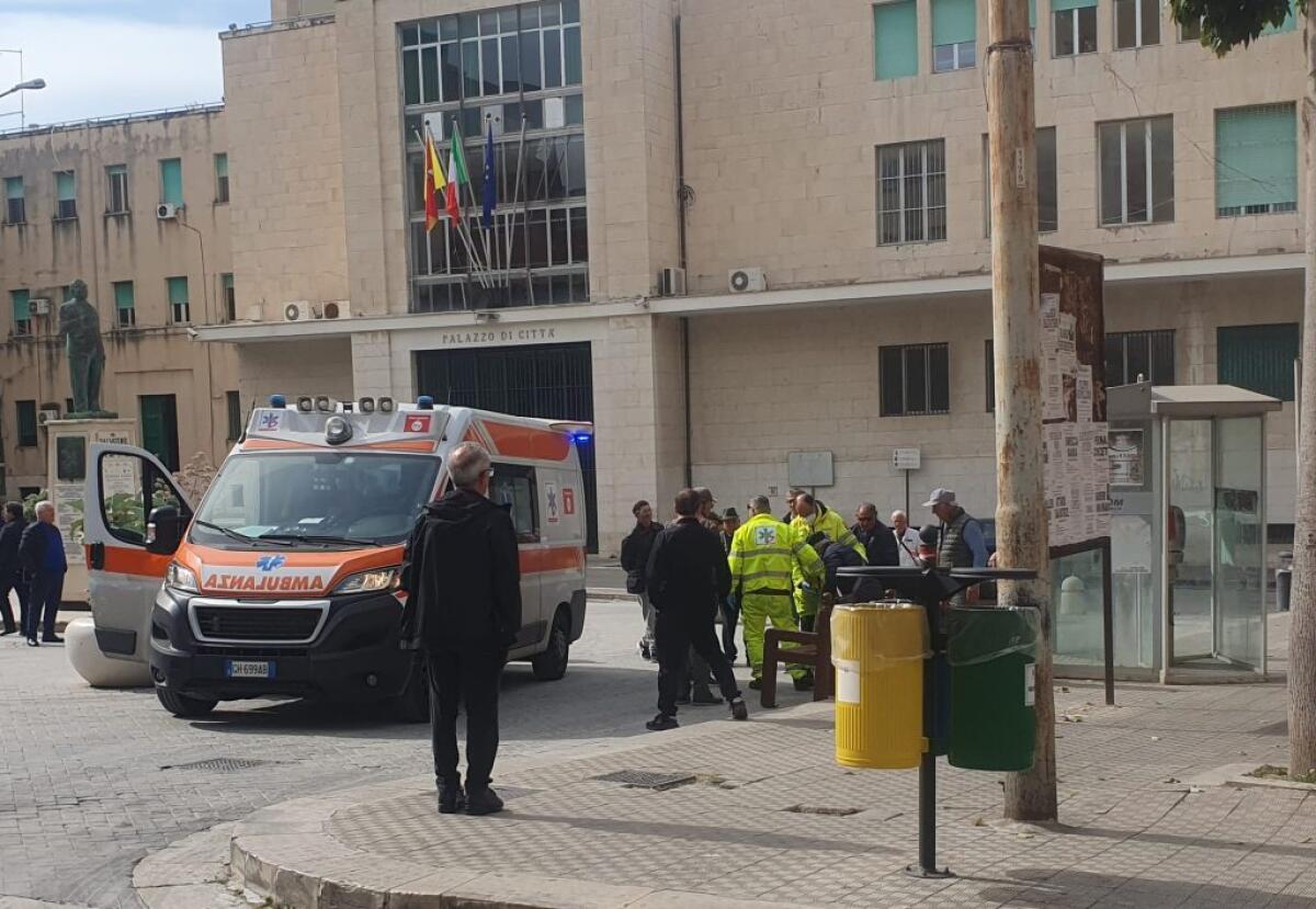 Anziano colto da malore in centro, è stato soccorso - 