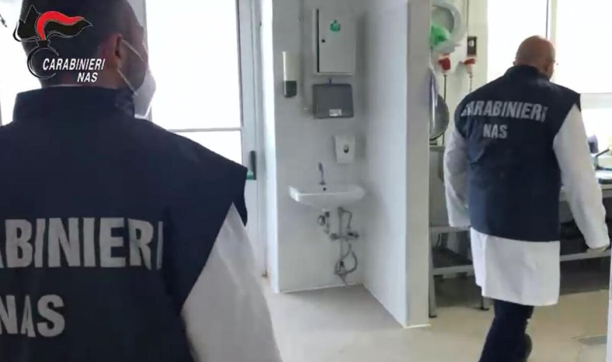 Escrementi e blatte nelle mense ospedaliere, chiuse 7 cucine dai Nas - 