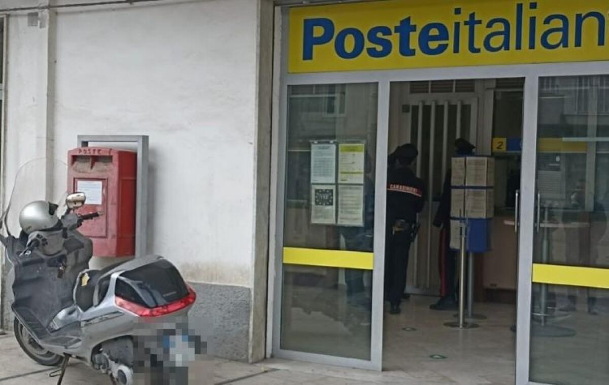 Rapina all'ufficio postale di Settefarine, accertamenti sullo smartphone sequestrato ad un minore - L'ufficio postale preso di mira dai due minori
