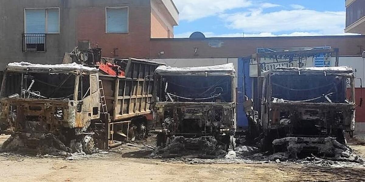 Mezzi distrutti da un rogo, "padroncino" chiede di patteggiare: obiettivo era ditta gelese - I mezzi distrutti dal fuoco