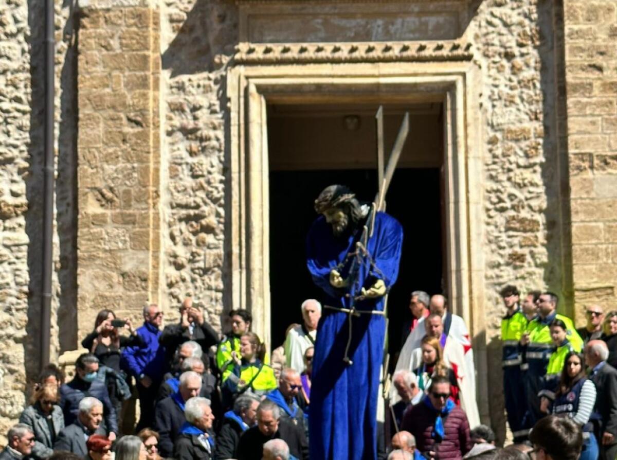 Folla di devoti per i riti del venerdì santo, "la città risorga insieme al Cristo" - 
