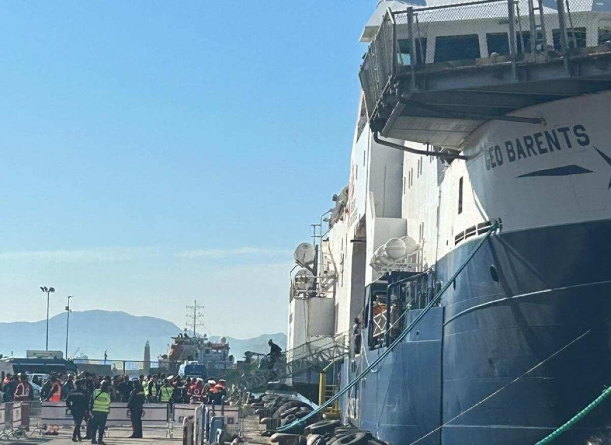 Nave Geo Barents giunta a Napoli per sbarco 75 migranti - 