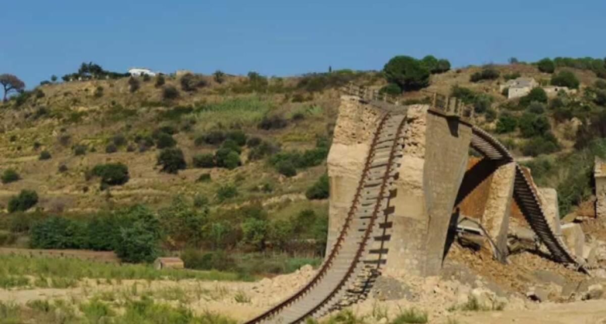Lavori tratta ferroviaria Caltagirone-Gela, protocollo legalità per cantieri efficienti - Il tratto crollato e poi demolito