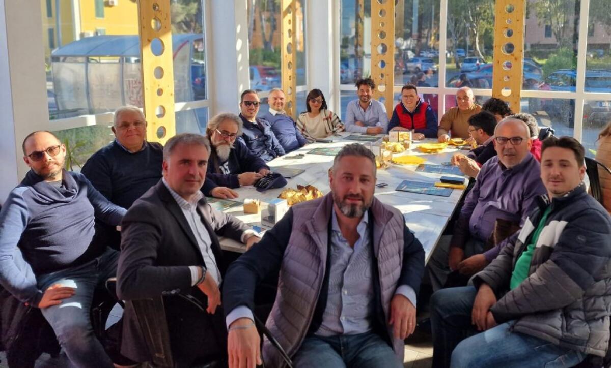 FdI, incontro con Catania: Scuvera, "portiamo sfiducia in aula e poi valuteremo" - Il gruppo locale di FdI con il parlamentare Ars Catania