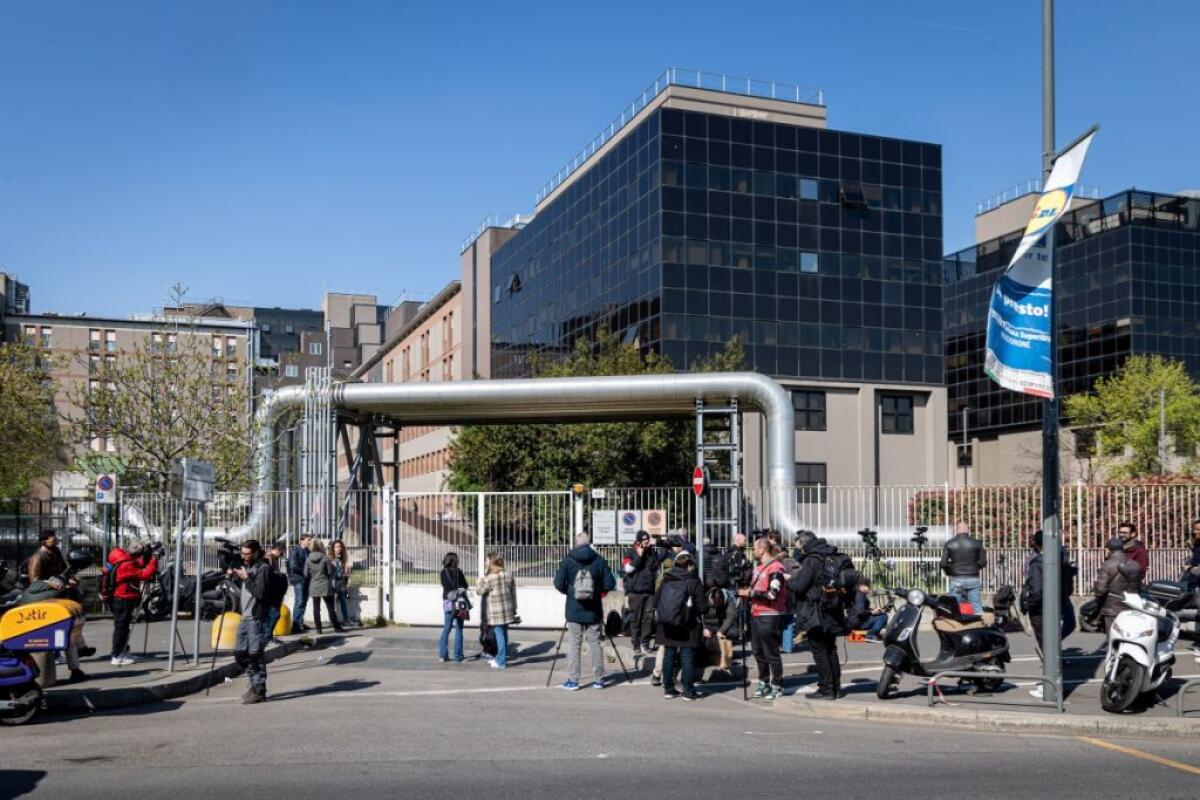 Seconda notte in ospedale per Berlusconi, Tajani “Reagisce alle cure” - 