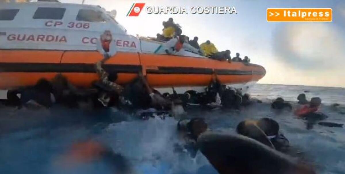 Immigrazione, 35 imbarcazioni soccorse e 3 naufragi - 